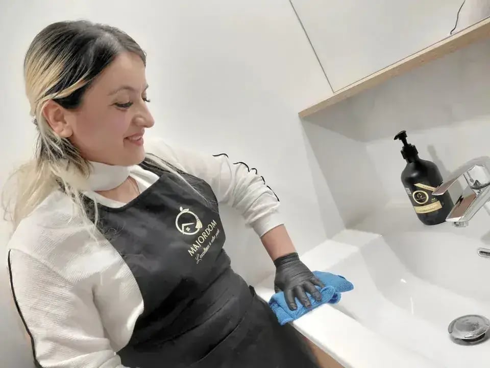 Intervenante Majordom nettoyant une salle de bain — ménage à domicile à Bordeaux