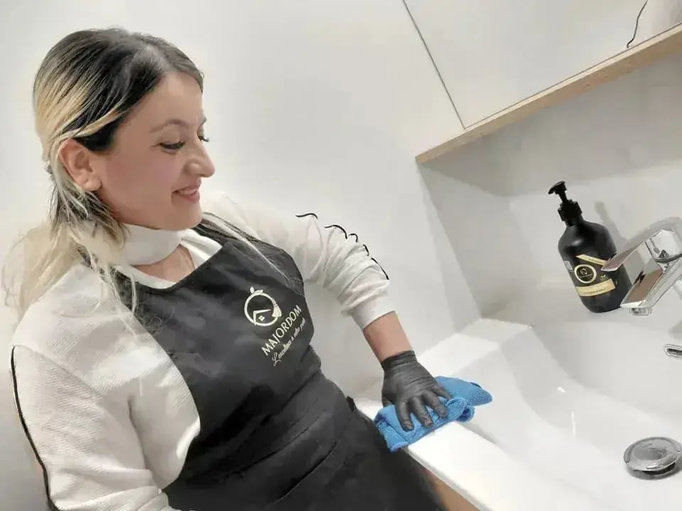 Intervenante Majordom entretenant une salle de bains