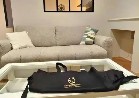 Intérieur lumineux avec de grandes ouvertures vitrées