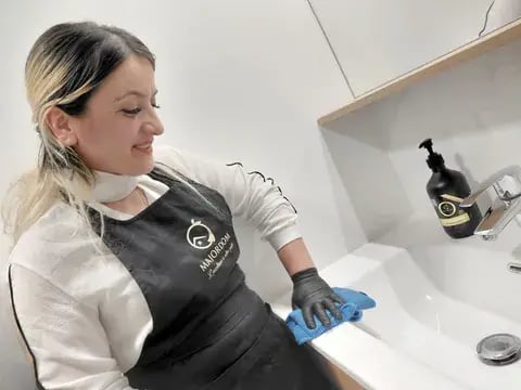Intervenante Majordom pendant une prestation de ménage